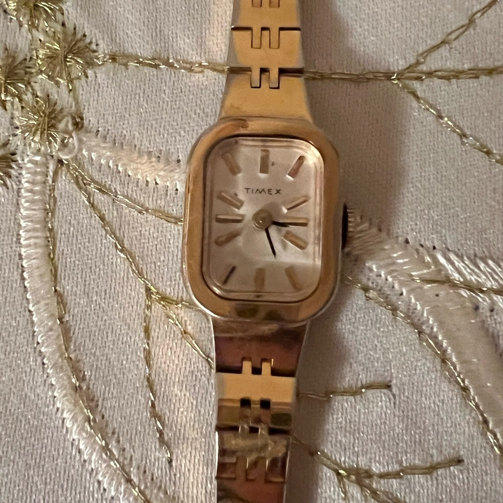 Vintage working Timex ladies wind up watch gold band